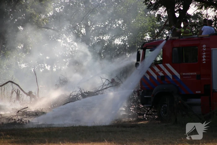 Brandweer blust buitenbrand bij boerderij