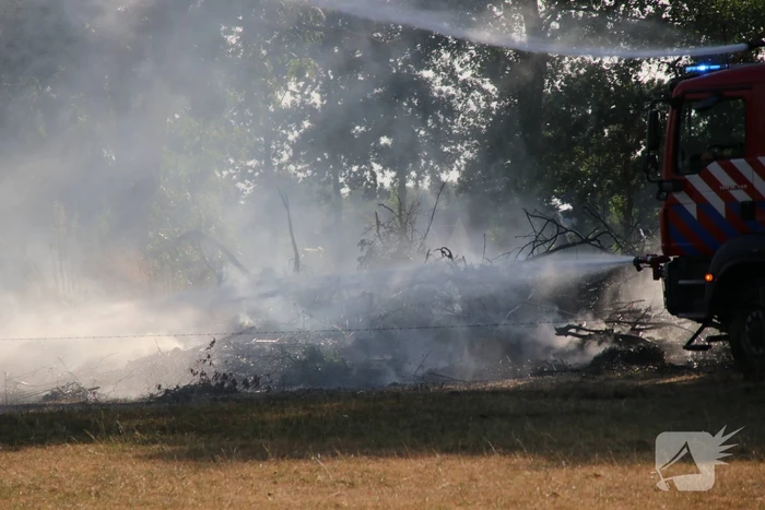 Brandweer blust buitenbrand bij boerderij