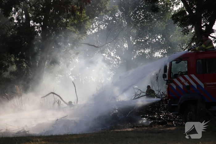 Brandweer blust buitenbrand bij boerderij