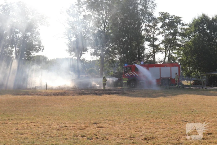 Brandweer blust buitenbrand bij boerderij
