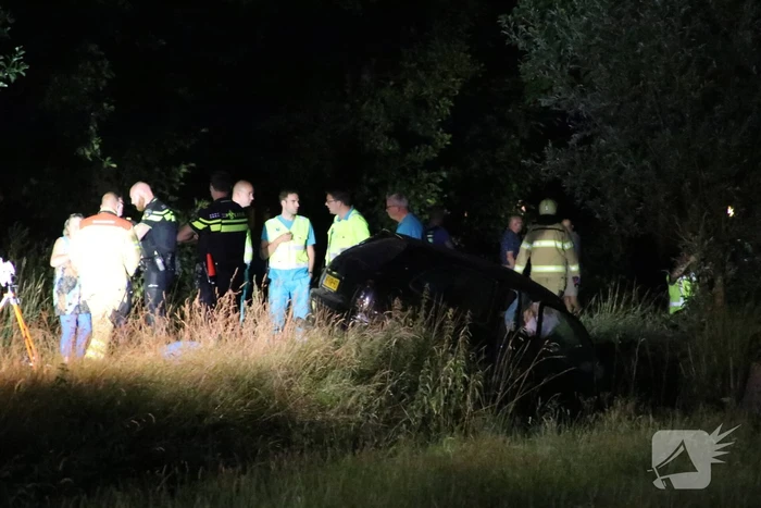 35-jarige automobilist overleden na botsing tegen boom