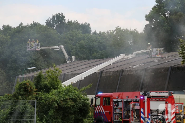Brand in dak van sporthal