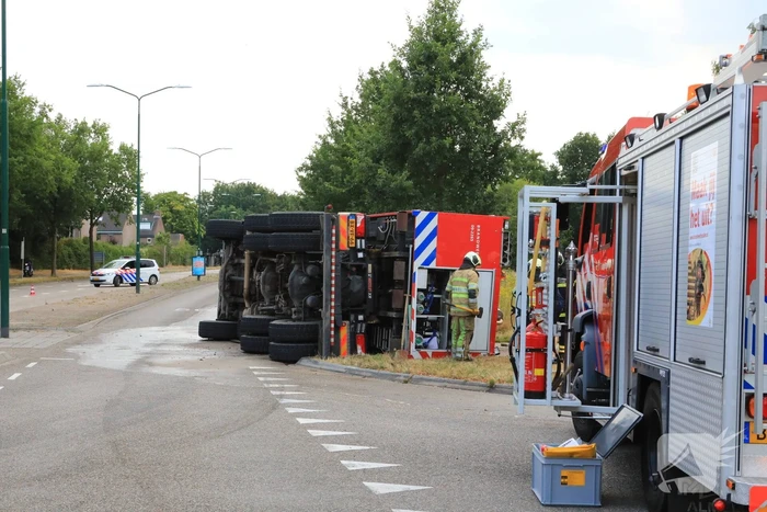 Brandweerwagen op zijn kant