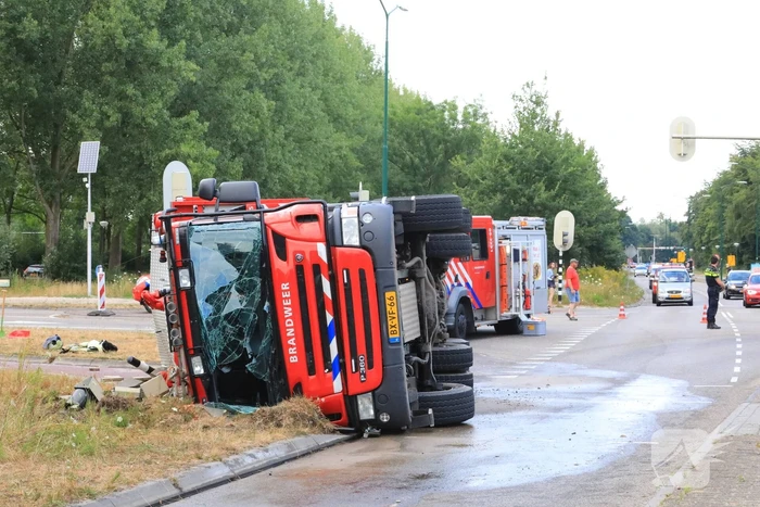 Brandweerwagen op zijn kant