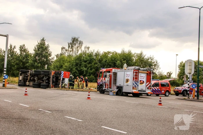 Brandweerwagen op zijn kant