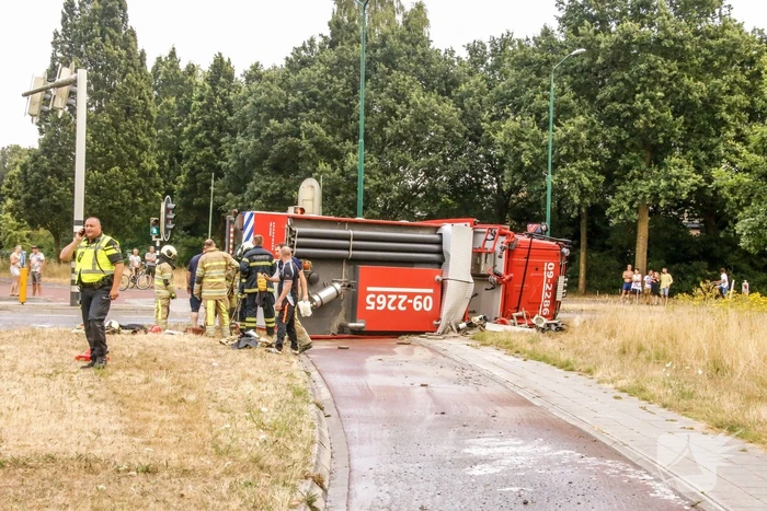 Brandweerwagen op zijn kant
