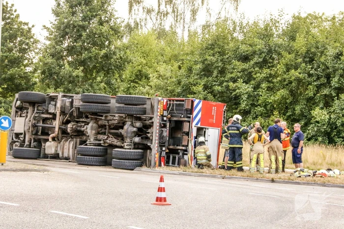 Brandweerwagen op zijn kant
