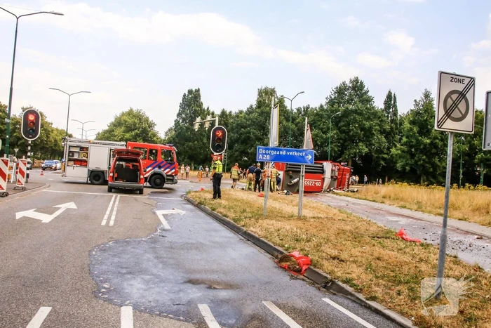 Brandweerwagen op zijn kant