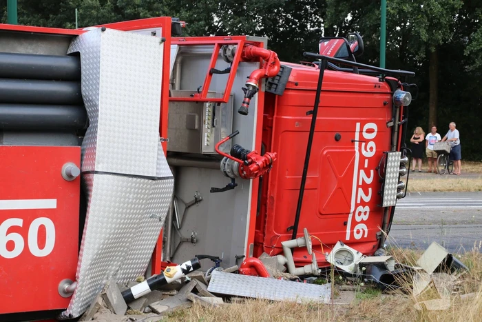 Brandweerwagen op zijn kant