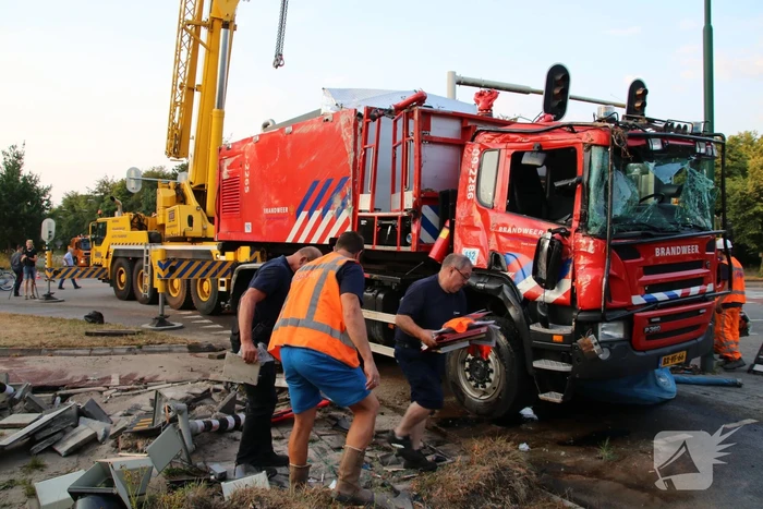Brandweerwagen op zijn kant