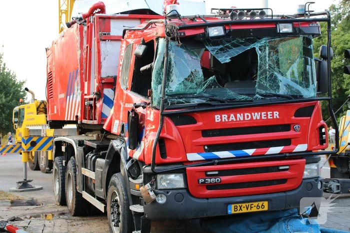 Brandweerwagen op zijn kant