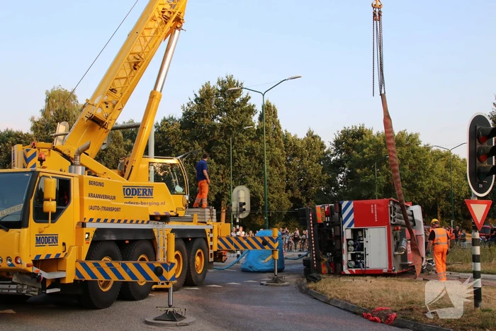 Brandweerwagen op zijn kant