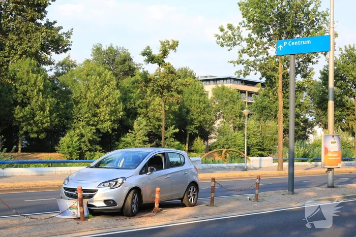 Automobilist ramt reclamebord en paaltjes