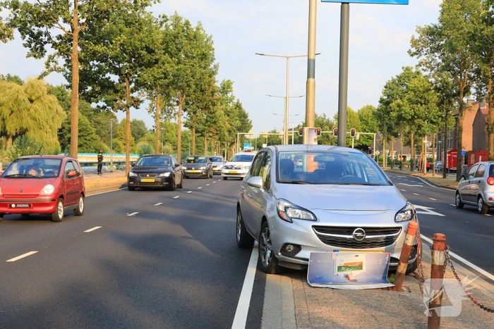 Automobilist ramt reclamebord en paaltjes