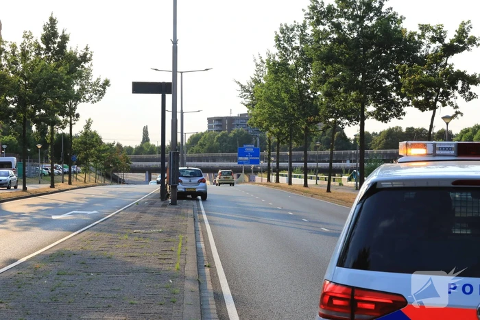 Automobilist ramt reclamebord en paaltjes