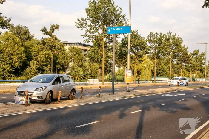 Automobilist ramt reclamebord en paaltjes