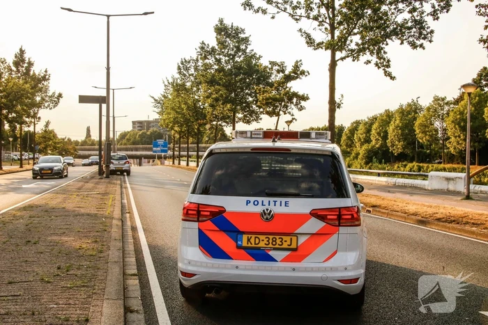 Automobilist ramt reclamebord en paaltjes