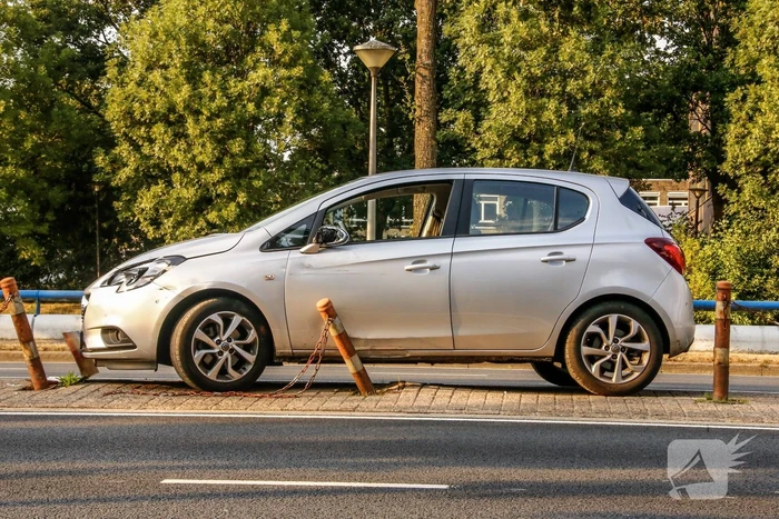 Automobilist ramt reclamebord en paaltjes