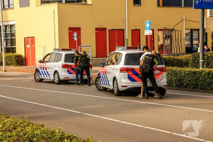 Twee aanhoudingen na mogelijk wapen in auto