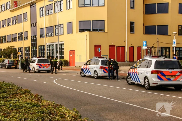 Twee aanhoudingen na mogelijk wapen in auto