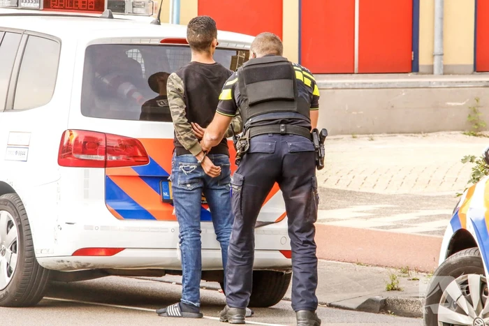 Twee aanhoudingen na mogelijk wapen in auto
