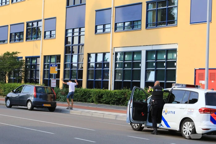 Twee aanhoudingen na mogelijk wapen in auto