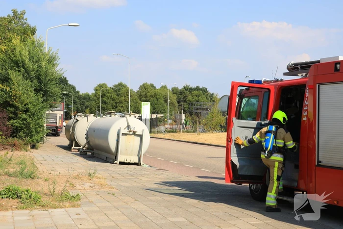 Straat afgesloten door lekkende tanks