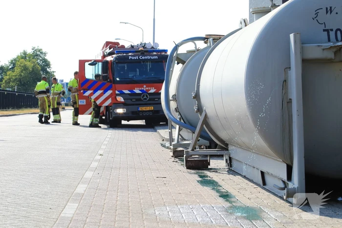 Straat afgesloten door lekkende tanks