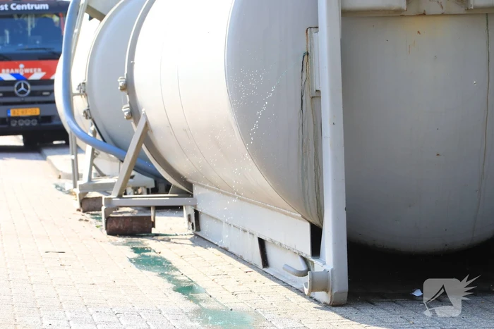 Straat afgesloten door lekkende tanks