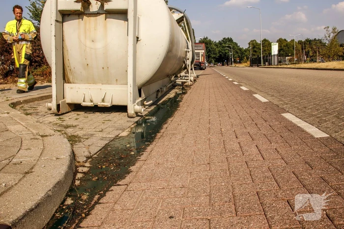 Straat afgesloten door lekkende tanks