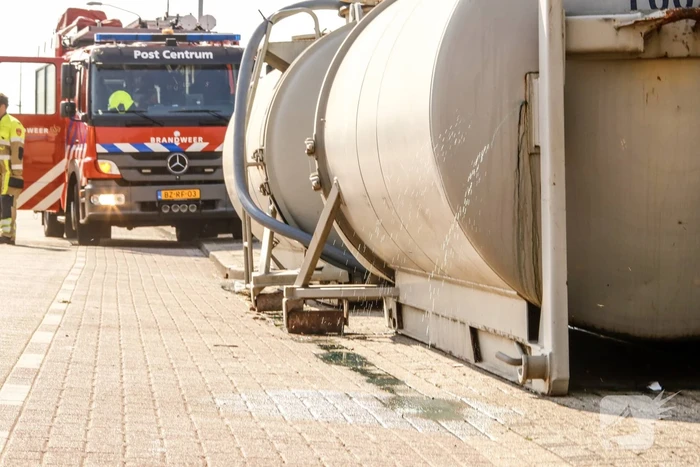 Straat afgesloten door lekkende tanks