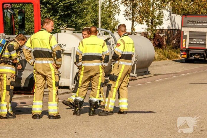 Straat afgesloten door lekkende tanks