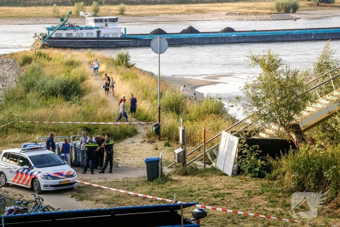 Stoffelijk overschot aangetroffen onder wandelbrug