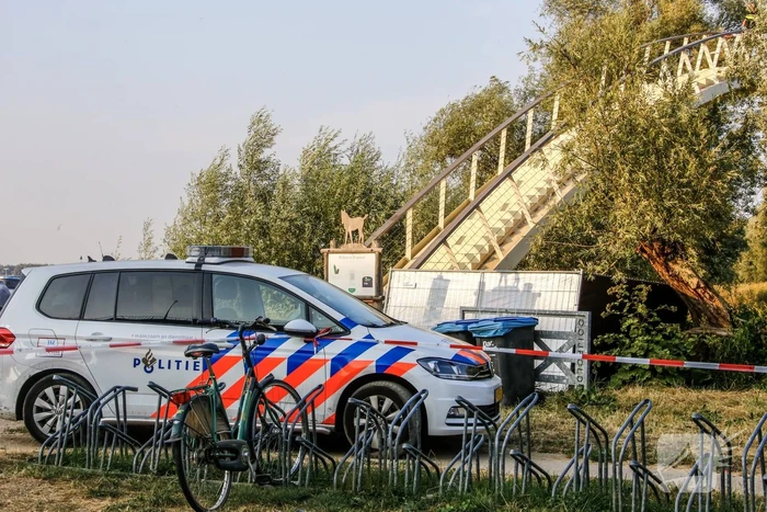 Stoffelijk overschot aangetroffen onder wandelbrug