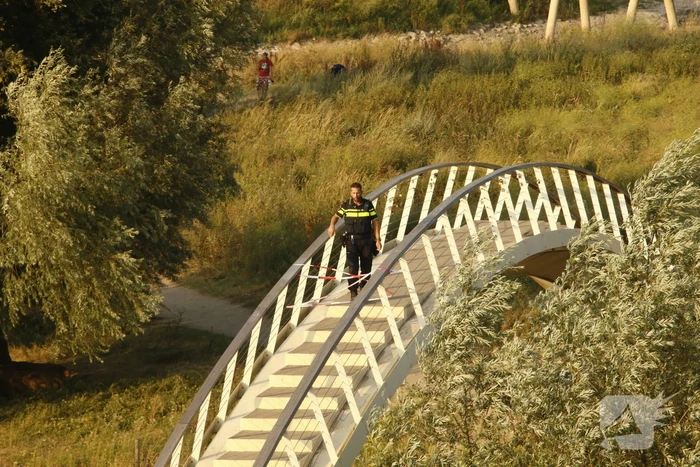 Stoffelijk overschot aangetroffen onder wandelbrug