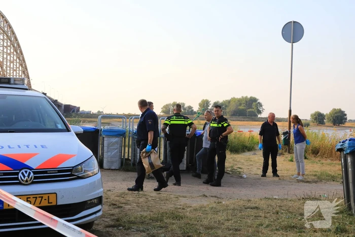 Stoffelijk overschot aangetroffen onder wandelbrug