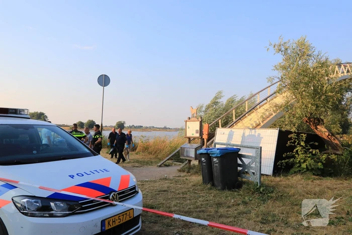 Stoffelijk overschot aangetroffen onder wandelbrug
