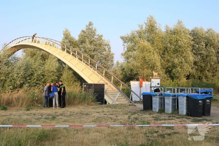 Stoffelijk overschot aangetroffen onder wandelbrug
