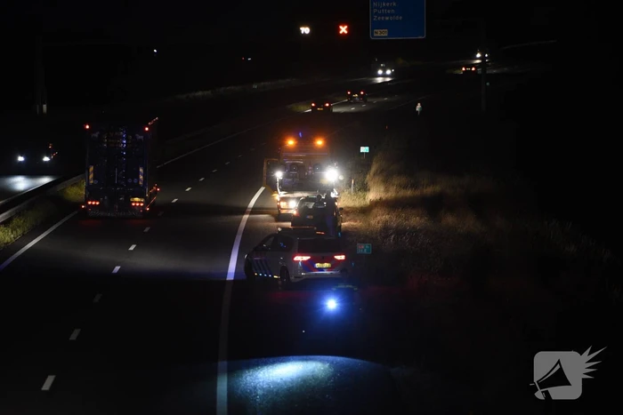 Brandweer blust autobrand