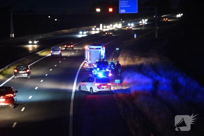 Brandweer blust autobrand