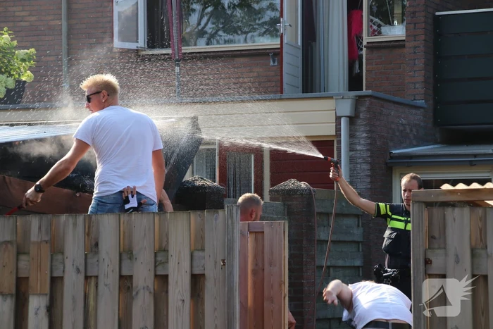 Bewoners en politie blussen schuurbrand