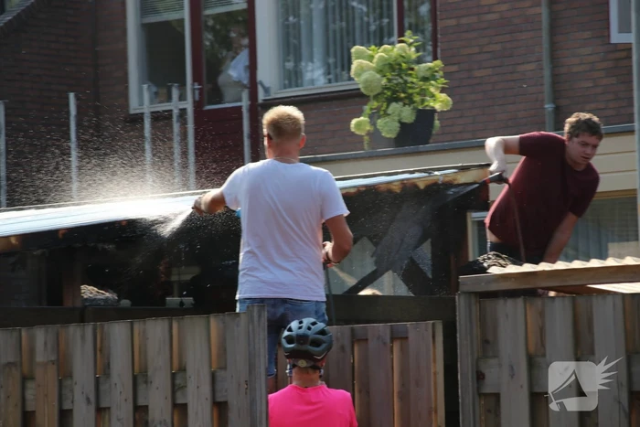 Bewoners en politie blussen schuurbrand