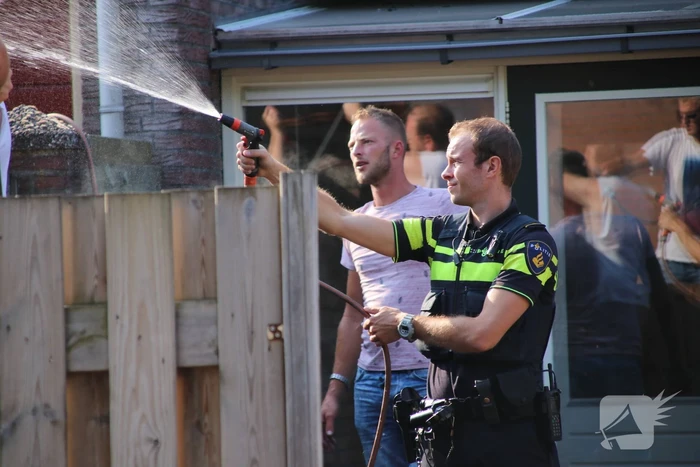 Bewoners en politie blussen schuurbrand