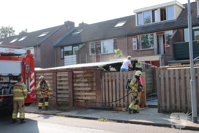 Bewoners en politie blussen schuurbrand