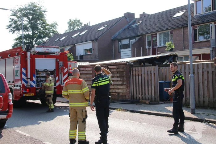 Bewoners en politie blussen schuurbrand