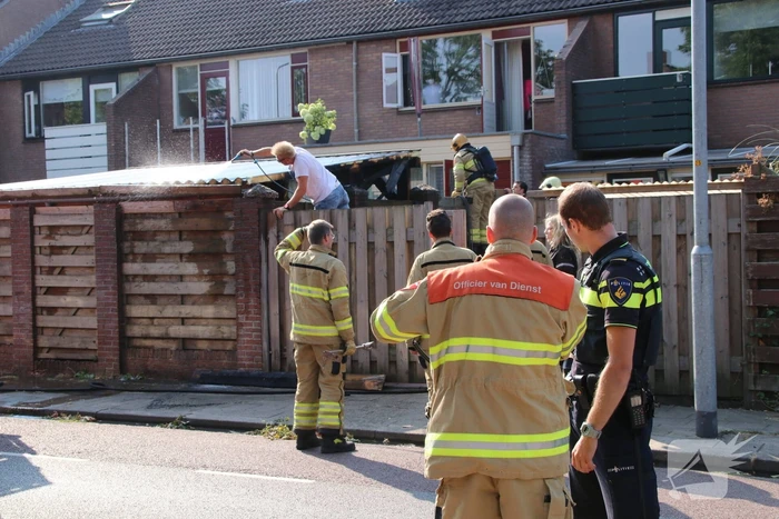 Bewoners en politie blussen schuurbrand
