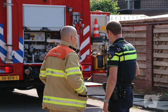 Bewoners en politie blussen schuurbrand