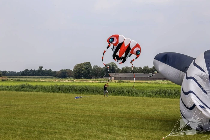 Mega-kites opgelaten boven Vathorst