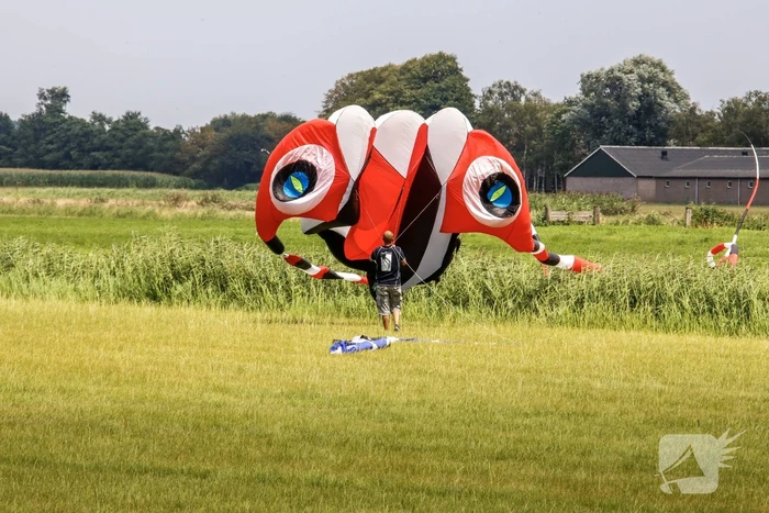 Mega-kites opgelaten boven Vathorst