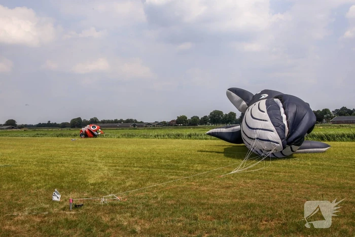 Mega-kites opgelaten boven Vathorst